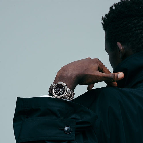卡西欧手表 G-SHOCK  经典圆弧流线感设计 防水防震太阳能动力六局电波运动表款AWM-500