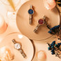 卡西欧手表 SHEEN  刻度位置镶嵌碎钻与红宝石   玫瑰花设计元素  人造蓝宝石玻璃镜面防水优雅女表SHE-4549